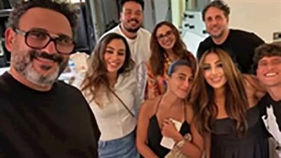 بعد أزمتها الصحية.. ظهور نادر لأنغام مع نجلها وأكرم حسني وهشام ماجد