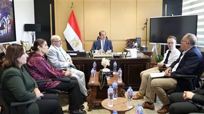 نائب وزير الصحة يعقد اجتماعًا مع وفد اللجنة الدولية للاعتماد في مكافحة مقاومة المضادات الحيوية