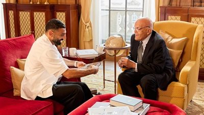 محمد صلاح يثير الجدل بصورة مع جراح القلب مجدي يعقوب