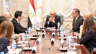 وزير التربية والتعليم يستعرض مع مسئولي شركة 