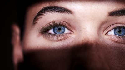 سر العيون الزرقاء.. جمال يخفي حقيقة علمية