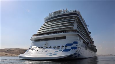   قناة السويس تشهد عبور السفينة السياحية العملاقة 