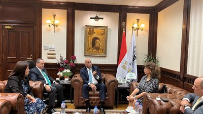  الرئيس التنفيذي لجهاز تنمية المشروعات يستقبل مسئولي البنك الأوروبي لإعادة الإعمار والتنمية لبحث سبل التعاون 