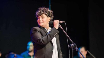 الطفل آدم مهنى حفيد الموسيقار هاني مهنى يبدع في 