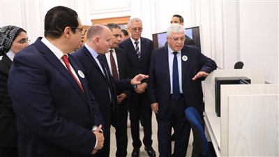 في أول يوم دراسة بالجامعات.. وزير التعليم العالي يبدأ العام الجامعي بتفقد جامعة القاهرة الأهلية 