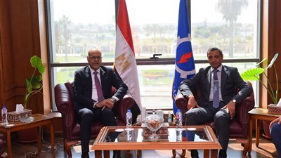 وزير العمل والمحافظ يٌسلمان 81 عقد عمل للشباب من بينهم 31 عقدًا لذوي همم بالسويس