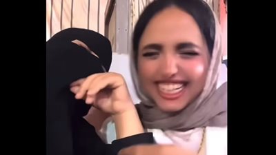 فيديو لأم وابنتها يثير غضبا واسعا على السوشيال ميديا.. ما القصة؟