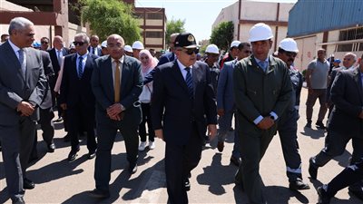 الفريق أسامة ربيع يتفقد شركة ترسانة السويس البحرية