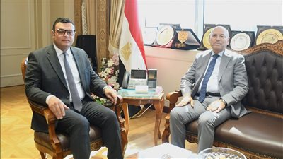 وزير الإسكان يستعرض مع محافظ القاهرة الموقف التنفيذي لعدد من المشروعات