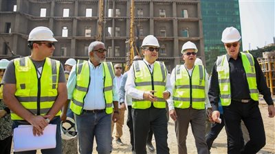 وزير قطاع الأعمال يتفقد مشروع إحياء فندق الكونتيننتال التاريخي بوسط القاهرة