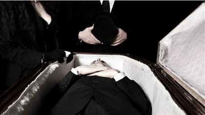 رجل يظهر في جنازته.. ويصدم عائلته: 