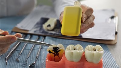 تأثير السجائر الإلكترونية المدمر على الأسنان وصحة الفم