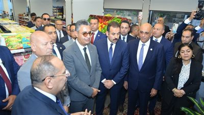 وزير التموين ومدير جهاز مستقبل مصر ومحافط القاهرة ورئيس جهاز تنمية المشروعات يفتتحون أول ثلاثة فروع مطوّرة للمجمعات الاستهلاكية