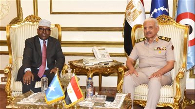 الفريق أول عبد المجيد صقر القائد العام للقوات المسلحة وزير الدفاع والإنتاج الحربى يلتقى وزير الدفاع الصومالى