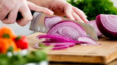 طاهٍ محترف يكشف سر تقطيع البصل دون دموع