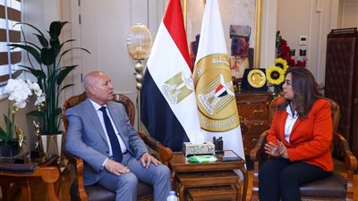 وزيرة التنمية المحلية تتابع مع محافظ القاهرة المشروعات التنموية والخدمية
