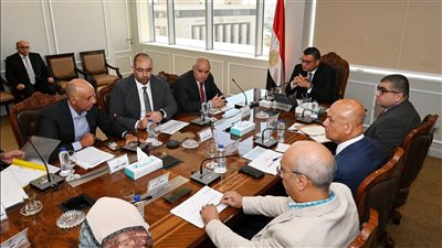 وزير الإسكان يعقد اجتماعاً مع ممثلي شركة أوراسكوم لمتابعة الموقف التنفيذي لعدد من المشروعات