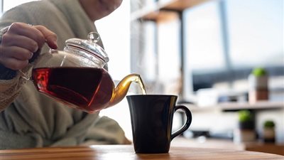 دراسة: شرب الشاي الأسود يوميًا يقلل خطر الإصابة بأمراض القلب