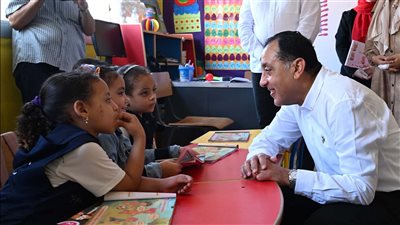 رئيس الوزراء يتفقد مدرسة الشهيد سامح طاحون الابتدائية بقرية شمّا