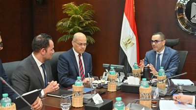 وزير الاستثمار يعقد اجتماعًا موسعًا لاستعراض سبل تعزيز موقع مصر على مؤشر التعقيد الاقتصادي 