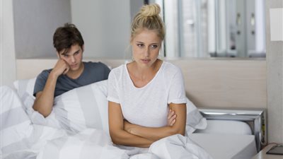 حل الخلافات قبل النوم.. حكمة شائعة أم خطأ قد يضر بالعلاقة الزوجية؟