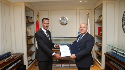 يتجاوز المليون جنيه.. وزير النقل يكرم سائق أتوبيس عثر على مبلغ مالي كبير