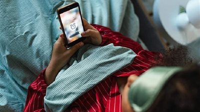 أطباء العيون يحذرون: الإفراط في استخدام الهواتف والتلفزيون يجهد العينين