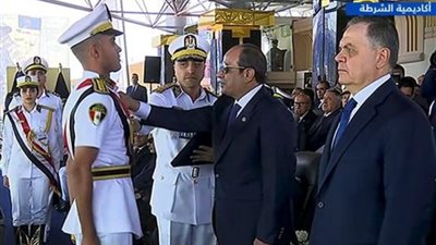 «منحهم الأوائل أنواط الامتياز».. خريجو أكاديمية الشرطة يؤدون اليمين القانونية أمام الرئيس 