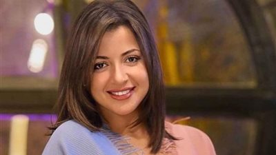 ملقاه على سرير بالمستشفى.. تفاصيل مرض منى فاروق المفاجئ