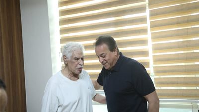 بتكليف من رئيس الجمهورية.. وزير الصحة يزور الكابتن حسن شحاتة للاطمئنان على حالته الصحية