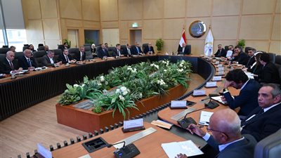 وزير الصناعة والنقل يبحث مع مصنعي الأسمنت استمرار تراجع الأسعار وزيادة القدرات الإنتاجية