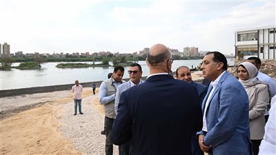 رئيس الوزراء يتفقد 