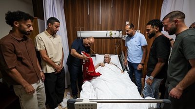 بقميص يحمل اسمه ورقمه.. نجوم الأهلي يزورون حسن شحاتة