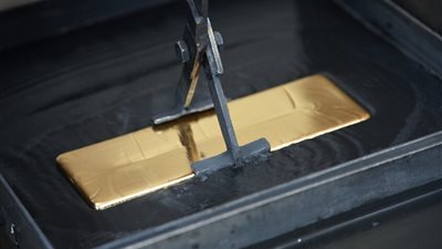 أسعار الذهب تواصل صعودها نحو قمة تاريخية