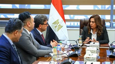 وزيرة التنمية المحلية تبحث مع نقيب الأطباء البيطريين عدداً من الملفات المشتركة بالمحافظات