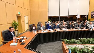 وزير الإسكان يعقد اجتماعًا لمتابعة المشروعات السكنية بعددٍ من المدن والمحافظات