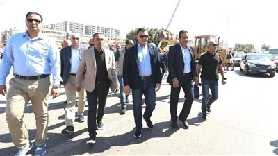 وزير الإسكان يتفقد الطرق والمحاور والميادين بمدينة العاشر من رمضان لمتابعة الأعمال التي تم وجارٍ تنفيذها
