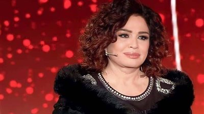 الفستان طار.. إلهام شاهين تتعرض لموقف محرج على السجادة الحمراء