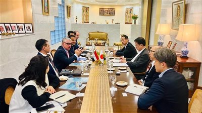 رئيس اقتصادية قناة السويس يلتقي مجموعة 