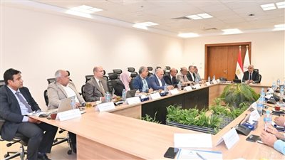 سويلم يعقد اجتماعًا مع السادة قيادات الوزارة ورؤساء الإدارات المركزية للري بالمحافظات ذات الواجهة النيلية