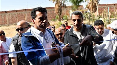 وزير الشباب والرياضة ومحافظ السويس يفتتحان قاعة تخاطب وملعب أكريليك بمركز شباب الجناين