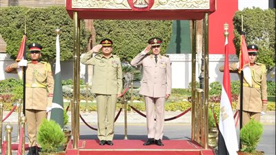 الفريق أول عبد المجيد صقر القائد العام للقوات المسلحة وزير الدفاع والإنتاج الحربى والفريق أحمد خليفة رئيس أركان حرب القوات المسلحة يلتقيان رئيس أركان القوات البرية الباكستانية