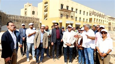 وزير الإسكان يتفقد مكونات مشروع حدائق 
