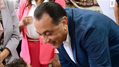 رئيس الوزراء يغير مسار جولته بمحافظة السويس ويتفقد مدرسة 