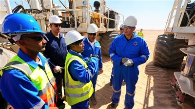 وزير البترول يتابع ميدانيًا انطلاق المسح السيزمي غرب أسيوط لجذب استثمارات جديدة في استكشاف البترول والغاز