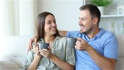 دراسة: لحظات السعادة المشتركة تخفض هرمونات التوتر لدى الأزواج