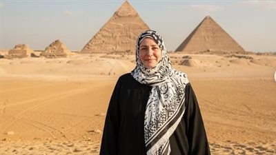 عبلة كامل تثير التساؤلات من أمام الأهرامات المصرية