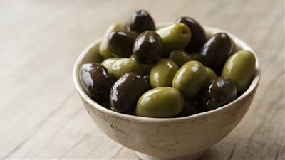 مادة كيميائية في الزيتون تحمل سر الوقاية من أمراض الدماغ والذاكرة