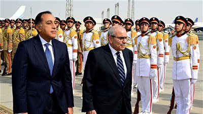 رئيس الوزراء يستقبل نظيره اللبناني بمطار القاهرة الدولي