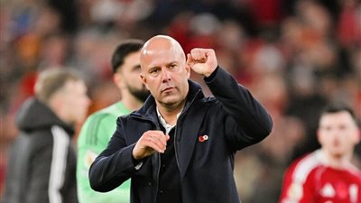 أسطورة ليفربول يدافع عن أرني سلوت ويرد على مطالب إقالته